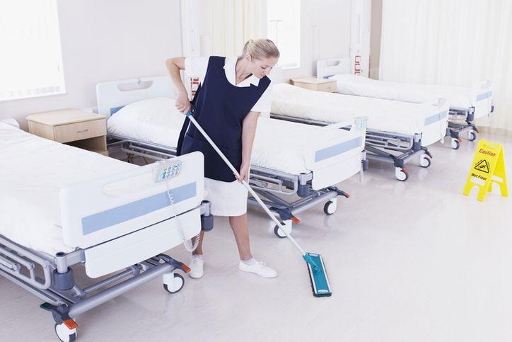 Kobieta sprzątająca szpital